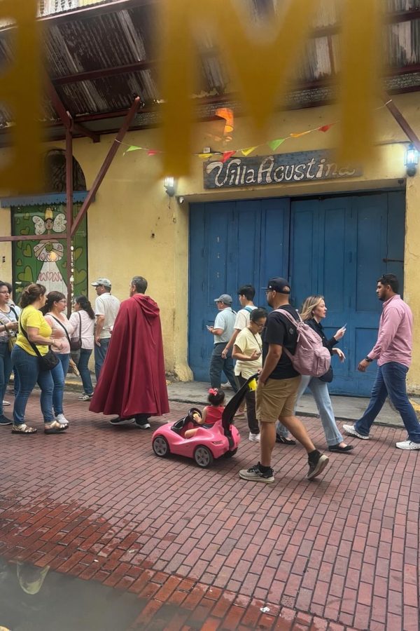 worshippers-priests-and-tourists casco veijo